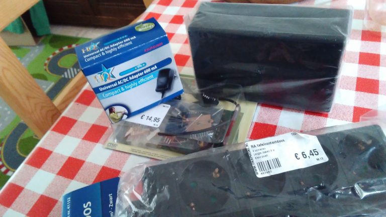 onderdelen: 12v adapter, tafelcontactdoos, klap-aan-klap-uit module en inbouwdoos