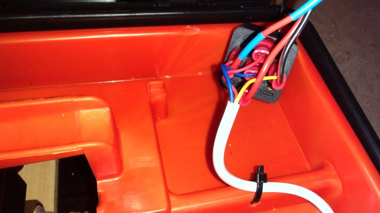 links schakel, rechts min, midden, vbnb: rood open, blauw dicht, plus